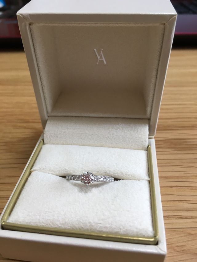 小さいダイヤのサイドは細かくミル打ちされています