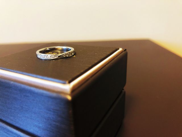 エタニティリング。10個の石で暗い場所でも美しく輝きます。