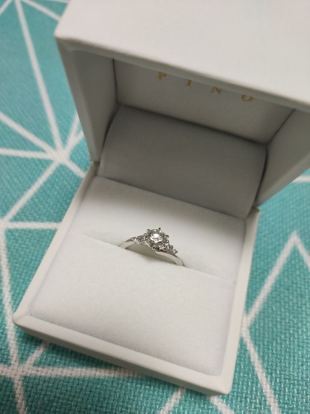 センター 0.6カラット
メレダイヤ 0.09カラット