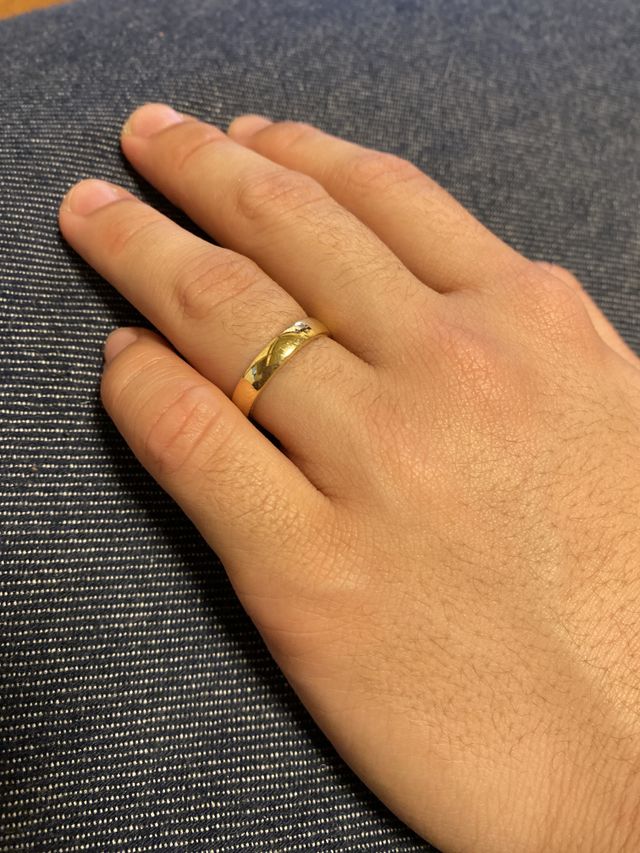 ゴールドの指輪を購入。太めにオーダーして頂きました。