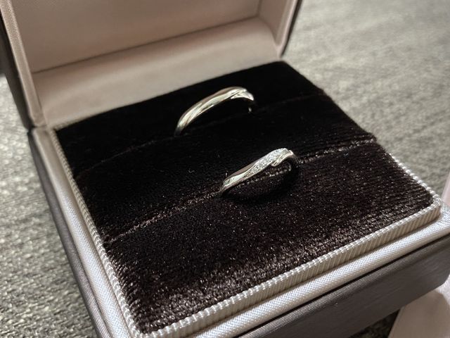 斜めにクロスになっていて少し煌びやかなものです。