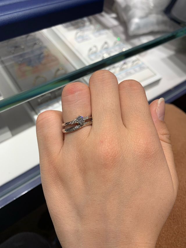 婚約指輪とセットでもつけれるようなデザインを選んで貰いました