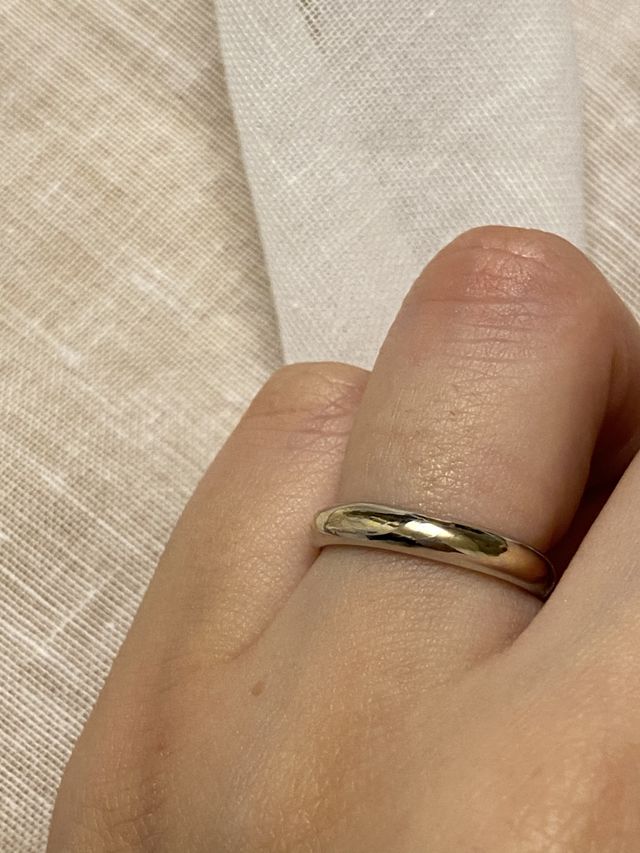 華奢すぎずゴテゴテすぎない厚み、よく見たらわかる模様