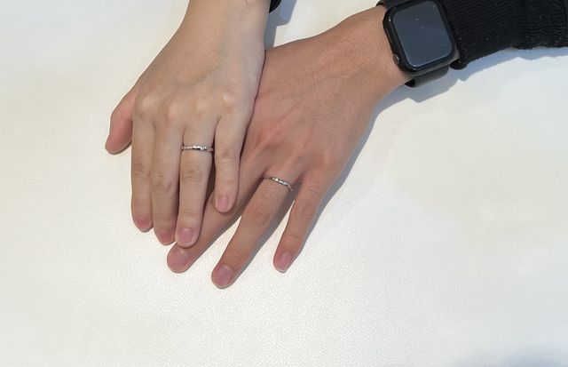 ペアの指輪で細めのデザイン、内側にイニシャルやダイヤの刻印。