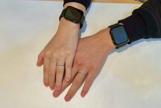 細めのデザインが好きです。
内側にお揃いの宝石を入れました。