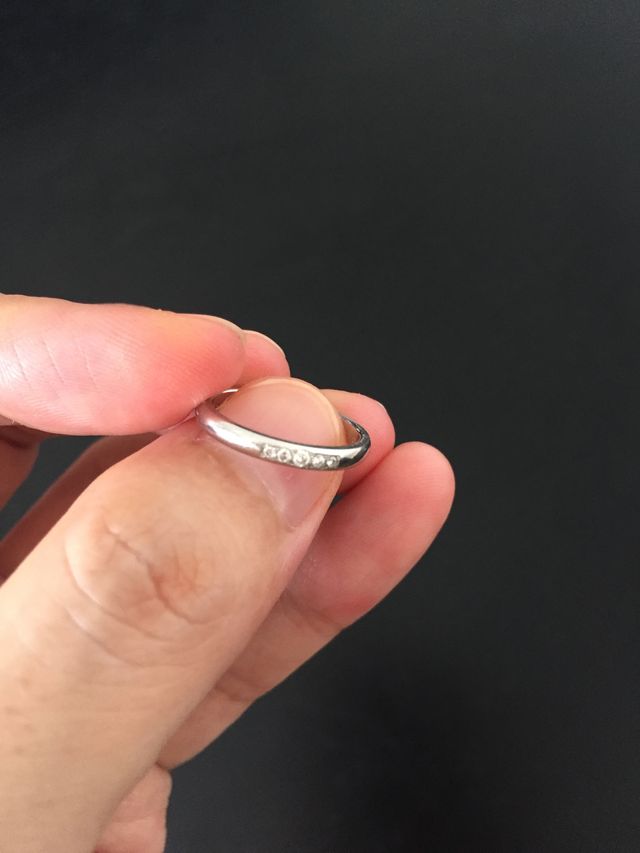 ダイヤモンドが5個埋め込まれています☆