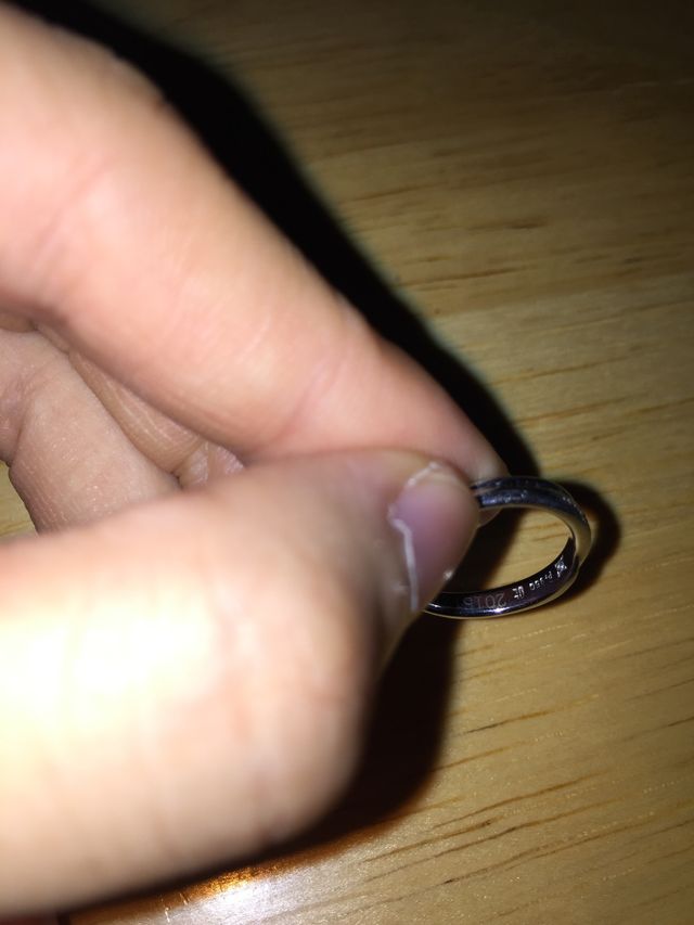 記念日、お互いのイニシャル、誕生石が入っています。