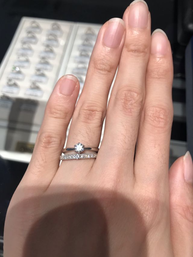 ストレートタイプで真ん中に大きめのダイヤが入ってます。