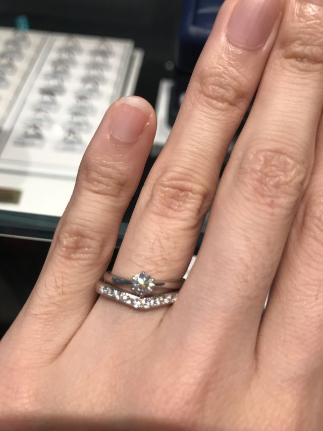 ハーフエタニティのゆるやかなV字のリングです。
