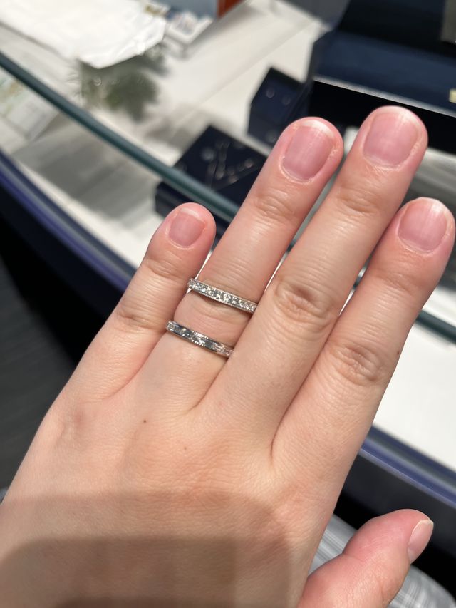 上のリングです。見えませんがサイドのミル打ちもかわいいです。