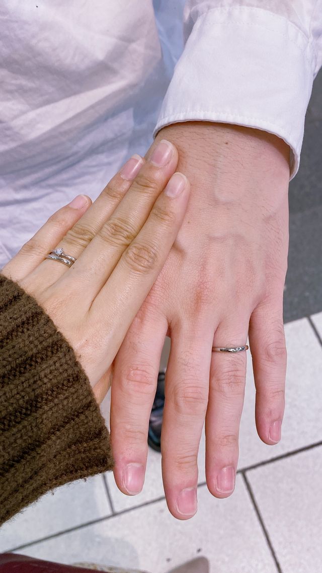 購入して早速着用しました。婚約指輪との相性もばっちりです。