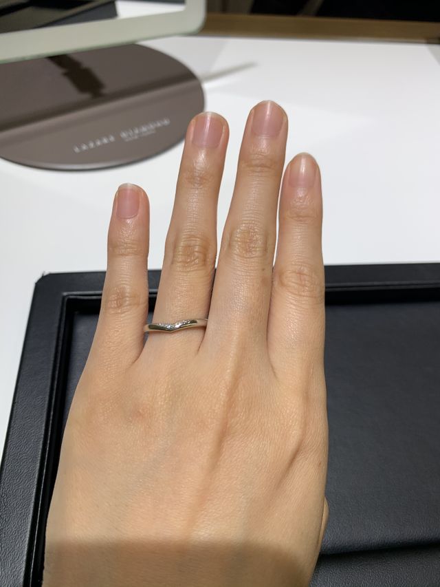 上から見ると、ゆるいV字カットのシンプルなプラチナリング。