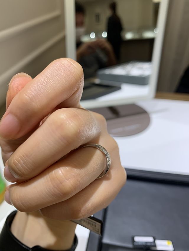 指輪のカーブ部分にダイヤが埋め込まれているのでさりげなく豪華