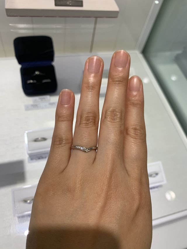 V字カットのキラキラデザイン