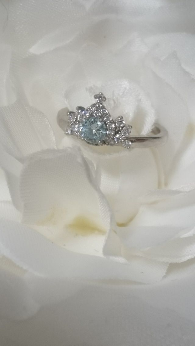 ティアラ型にアイスブルーダイヤモンドがあしらわれています