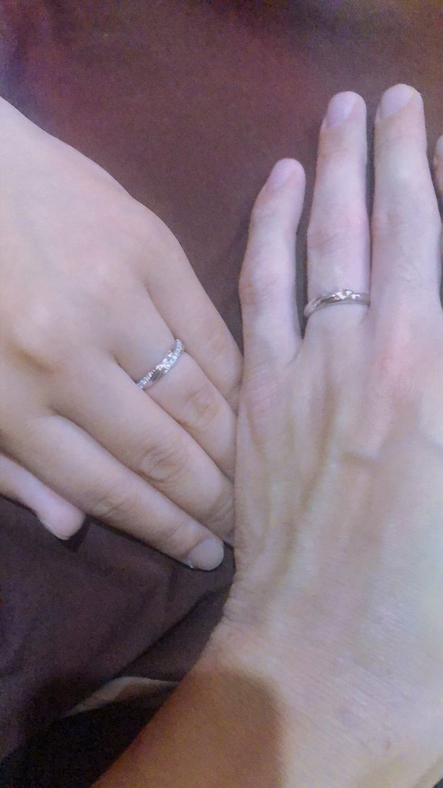 おそろいの、ねじりのデザインの指輪を購入しました。