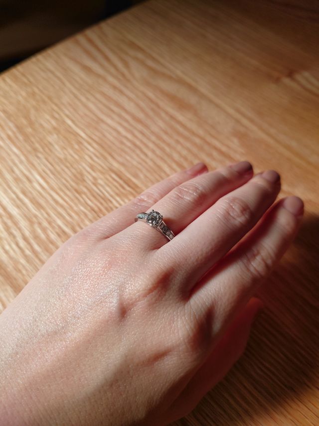 小さめの手
0.53カラット
VS1,F,excellent