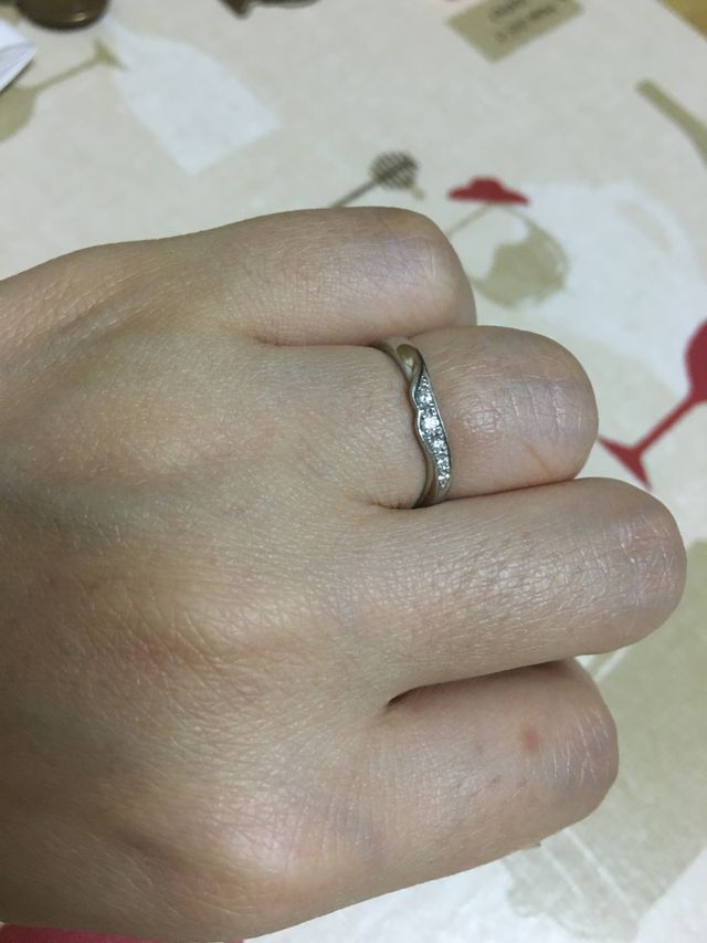 動きがあるので、指の太さが気にならずおすすめです。