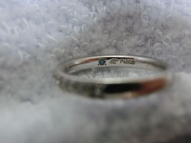 誕生石とブランド名の刻印