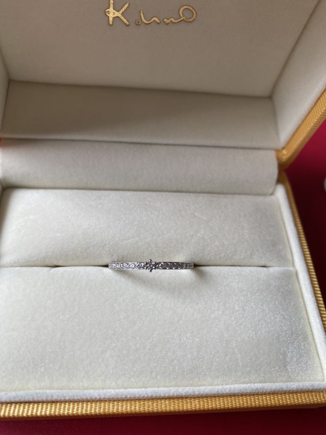 フルオーダーで作成したハーフエタニティの指輪です。