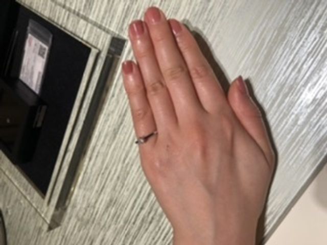 一粒ダイヤが際立って浮いてるようなデザインでした。