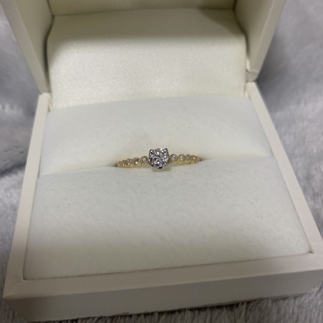 正面　ダイヤを四つの爪で支えてます