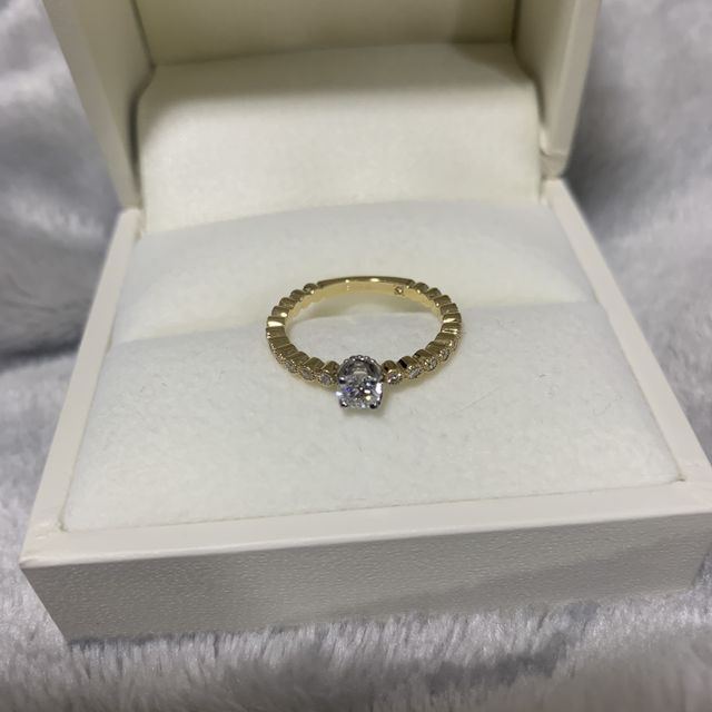 内側にはイニシャルと記念石を入れてもらいました