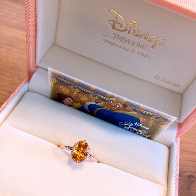 ローズゴールドに、映画初公開記念と結婚記念の月の誕生石を使用