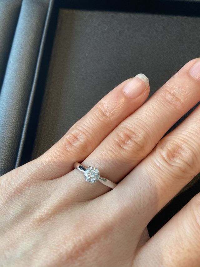 シンプルな一粒ダイヤの婚約指輪です。