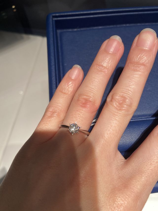 スタンダードなデザインの婚約指輪