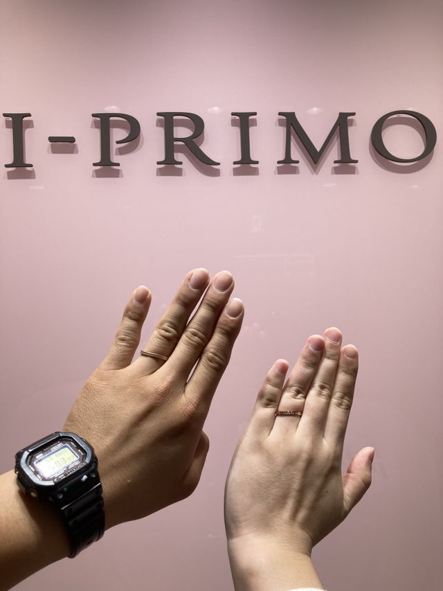 完成した指輪をつけて光に照らしてみました(笑)