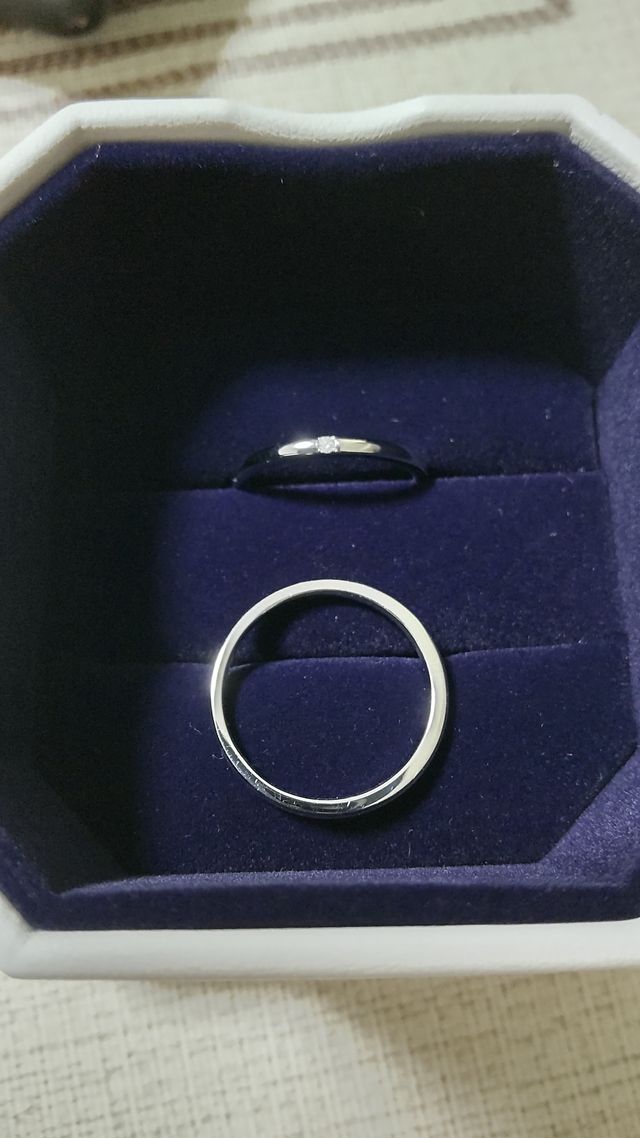 シンプルなデザインで中にダイヤが入っています。