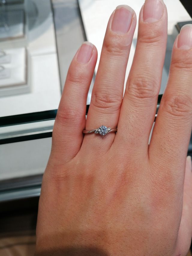 華奢でセンターのダイヤモンドが映えるデザイン