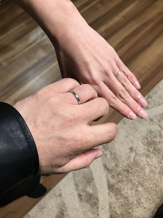 仕事柄指輪を着ける事は無い為シンプルな形を購入しました。