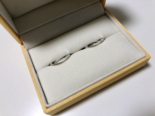 リボン型の結婚指輪です