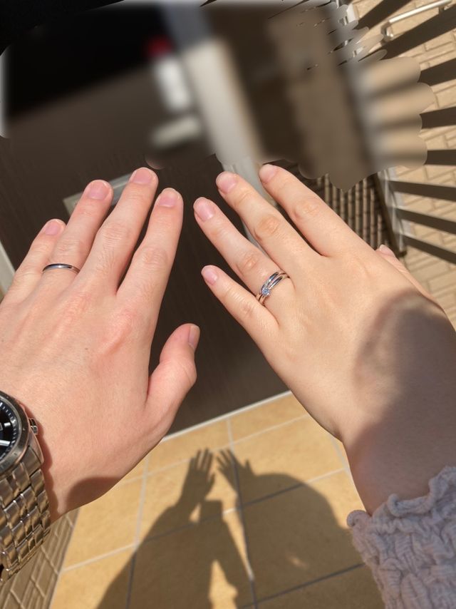 新婦の指輪に婚約指輪(アイプリモの「ヘリア」)を重ね付け。