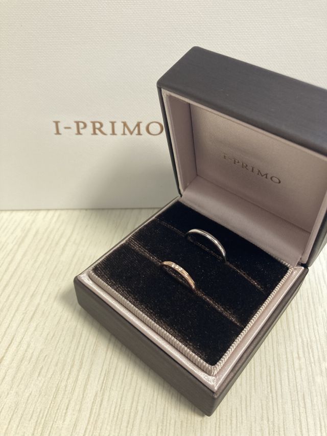 女性用:ピンクゴールド
男性用:プラチナ