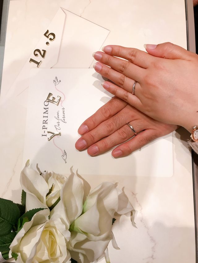 結婚指輪を初めて付けた時の記念写真です。