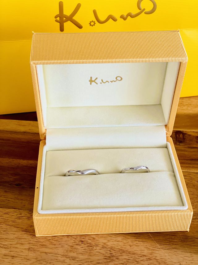 新郎側はねじったところがマットで、新婦側はカーブを緩めに。