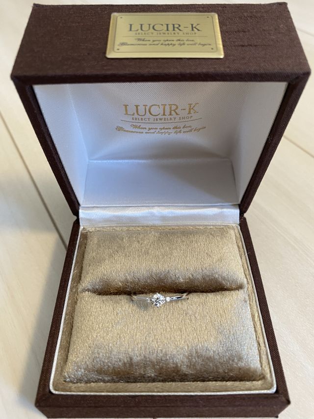 婚約指輪はシンプルなものを購入しました。