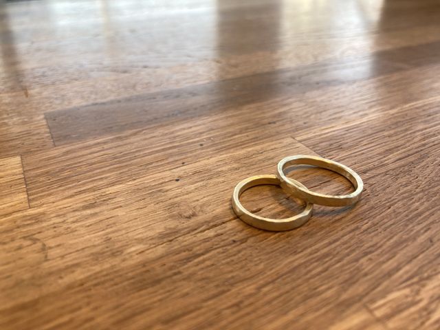 2人お揃いの形で、シンプルなデザインにしたくて決めました。