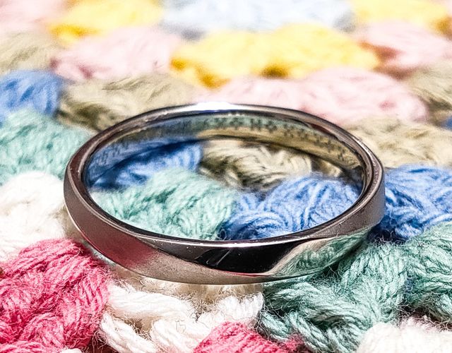 6面全周デザイン。1つ置きに3面マット加工を追加