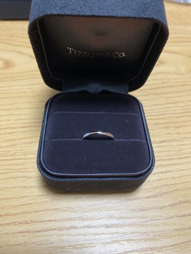 シンプルな指輪で、夫婦で似たようなデザインの物です。