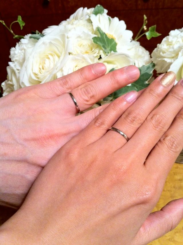 式の時のブーケをバックに撮影