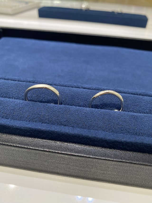 彼:つや消し加工のもの
私:ウェーブ全体に石付き