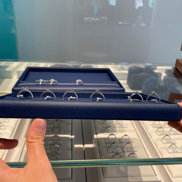 一粒タイプの婚約指輪の横から見たデザイン。