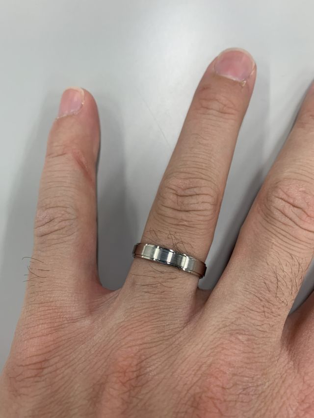 表面はマット加工で太めのデザインにしました。