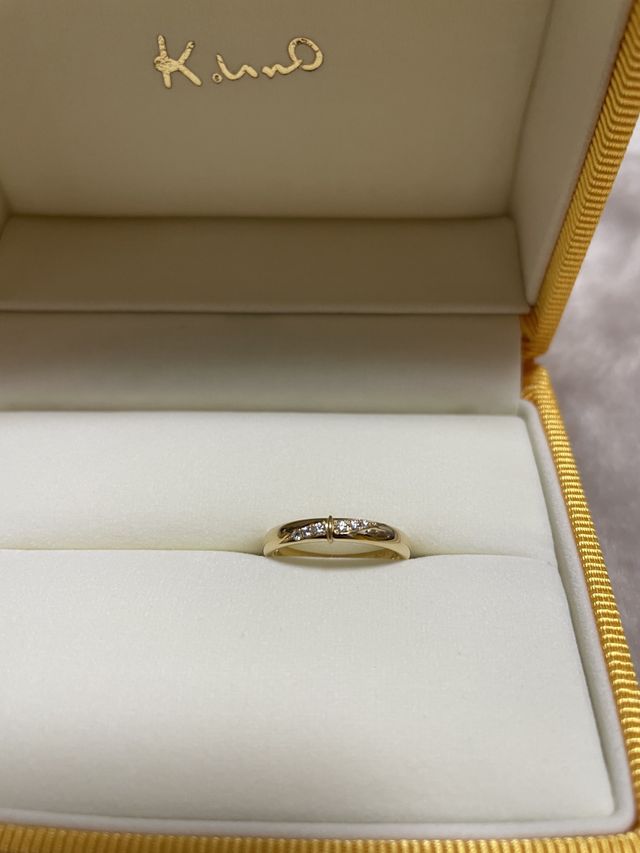 ゴールドの指輪で結びとダイヤがつけました。