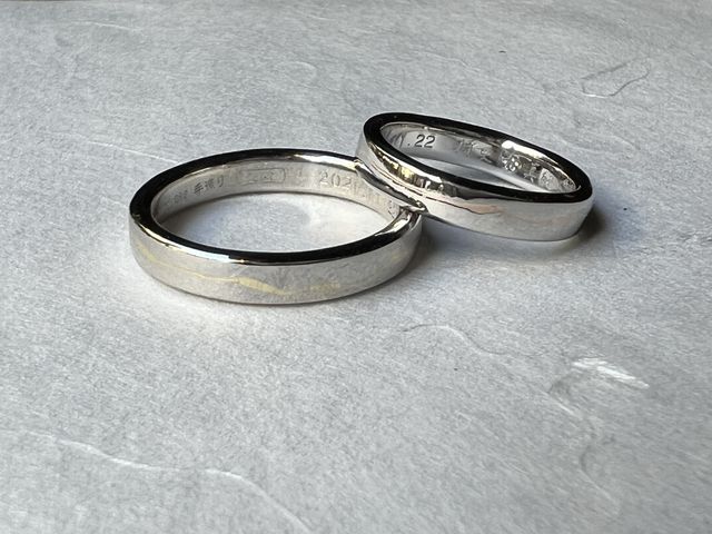 完成しました。プラチナ地に金で稜線を表現いただきました。