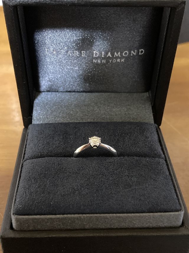 シンプルなリングに2.6カラットのダイヤです。